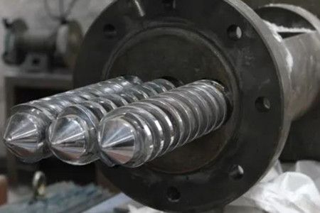 擠出機(jī)機(jī)筒螺桿裂斷的原因是什么？